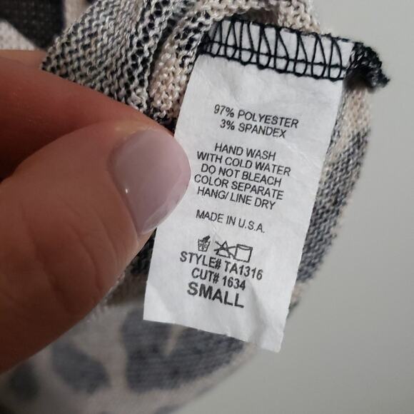 BomBom Animal Print V-neck Tank Top - Picture 3 of 5